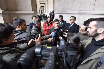 Kicillof reclama deuda de 19 billones a la Nación y aguarda señal de la Corte
