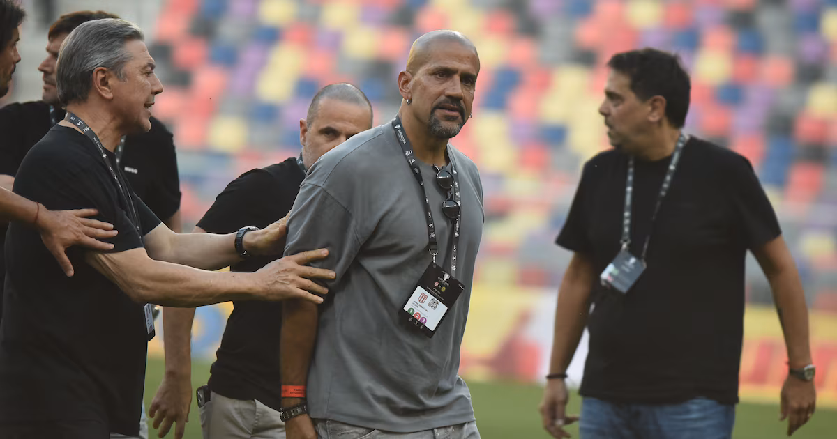 Verón salió a reclamarle al árbitro y cuestionó la organización tras la final de la Supercopa Internacional