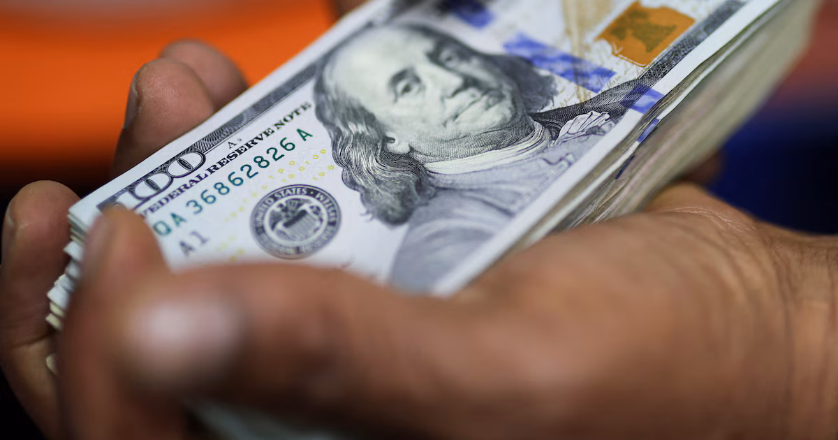 El dólar rebotó y frenó una racha de tres bajas consecutivas