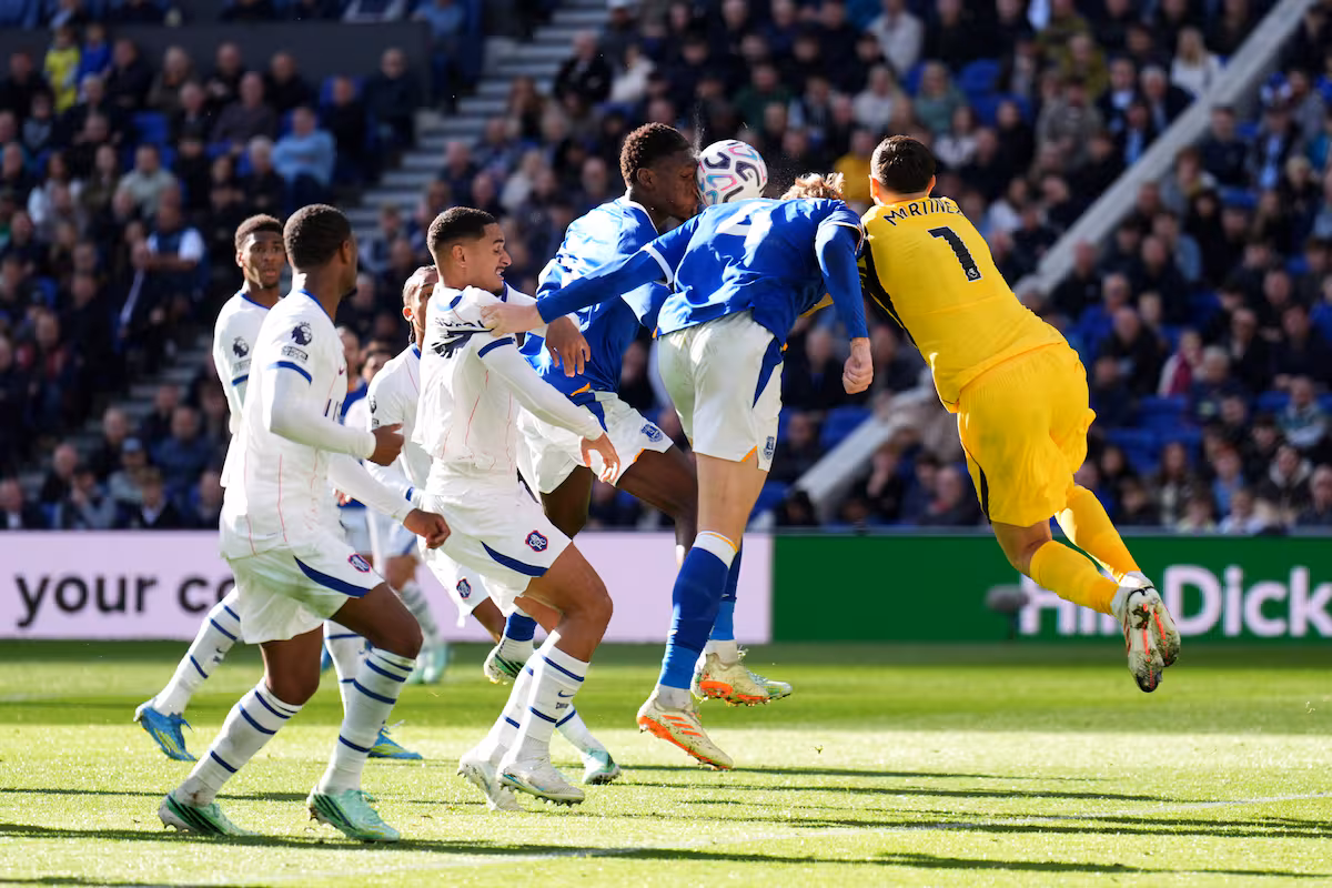 Dibu Martínez sufrió un golpe durísimo en Chelsea-Everton; dejó el estadio consciente y es evaluado en un hospital; Chelsea venció 2-0