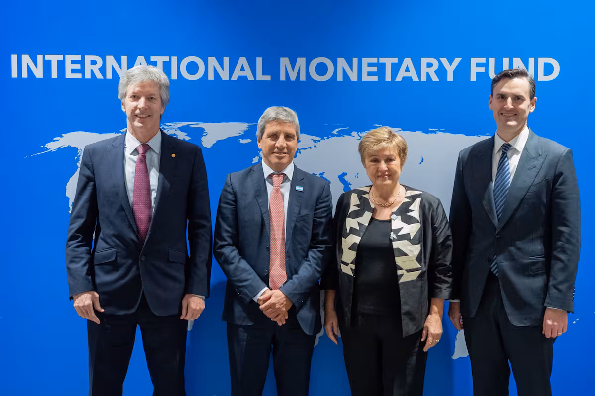 Conviene frenar el ritmo de compras de reservas: implicancias para la economía y las elecciones de 2027