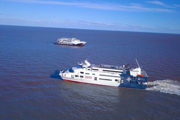 Buquebus y Colonia Express, en conflicto por la ruta Montevideo-Buenos Aires y el uso del muelle en Montevideo