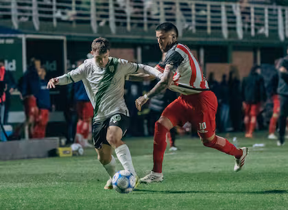 Banfield y Barracas Central empatan 1-1 en el Sur con polémica arbitral y corte de luz