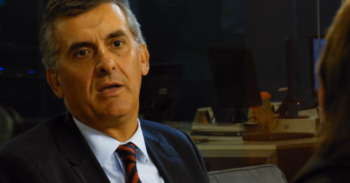 Santangelo propone gravar la compra de dólares para atesoramiento y turismo, con destino a estímulos al consumo