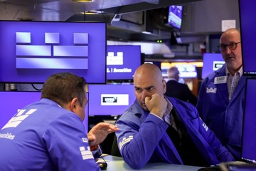 A días del viaje de Milei a París, bonos argentinos caen y el riesgo país se acerca a 630