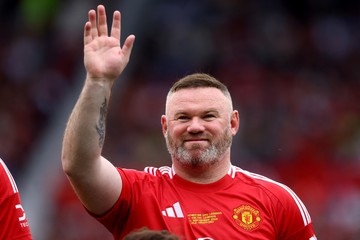 Wayne Rooney reaparece con cambio físico contundente y detalla su operación de nariz