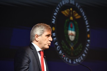 Caputo: caída de julio se explica por shocks transitorios, clima, gas y el Mundial