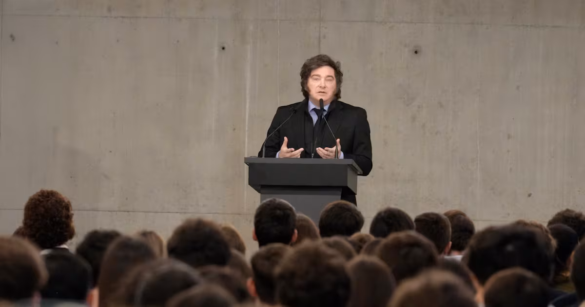 Milei volvió a atacar a la prensa en una clase en la UTDT y presentó su libro