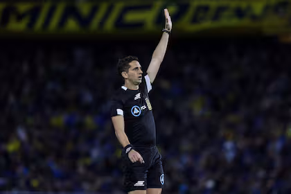 Polémica en Floresta: Lamolina invirtió penal a Godoy Cruz tras revisión con celular; All Boys reclamó y hubo 24 minutos de interrupción
