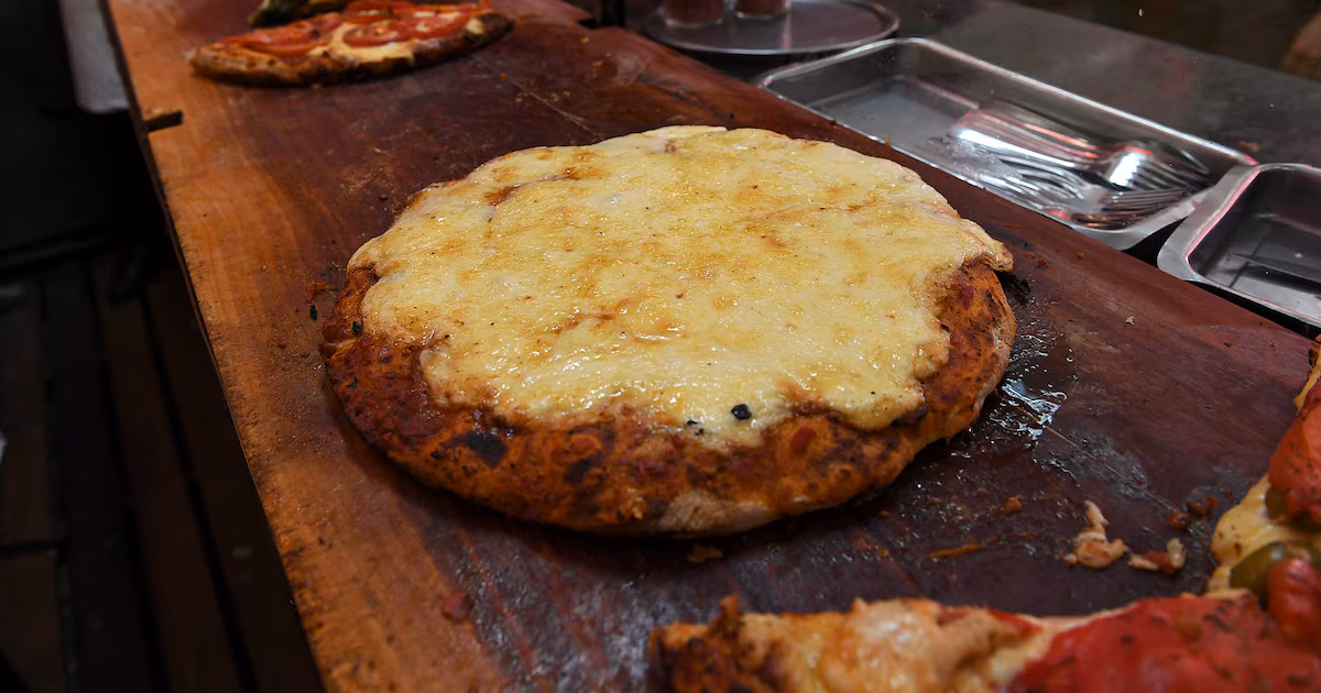 Ticket de Güerrín: muzzarella chica, fainá y cerveza de 1 litro por 57.100 pesos