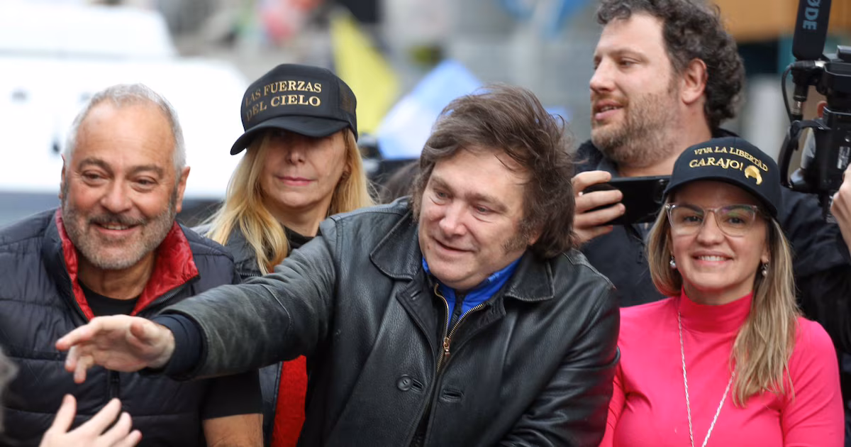 Milei acelera la campaña en la Provincia y desembarca en Bahía Blanca junto a Santilli con un acto partidario
