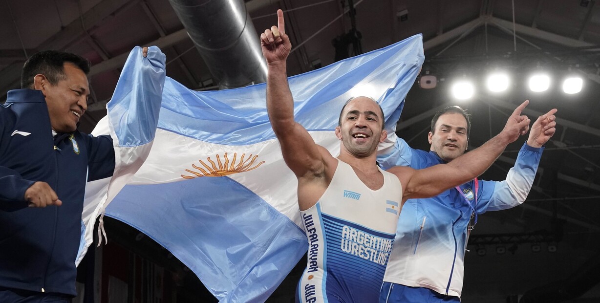 A los 40 años, un luchador armenio conquista el oro para Argentina en Rosario y se enamora del país