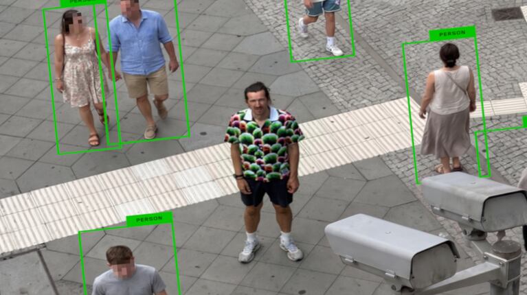 La camisa que pretende confundir a la IA de vigilancia: el diseño de Weckert que podría “invisible” a una persona