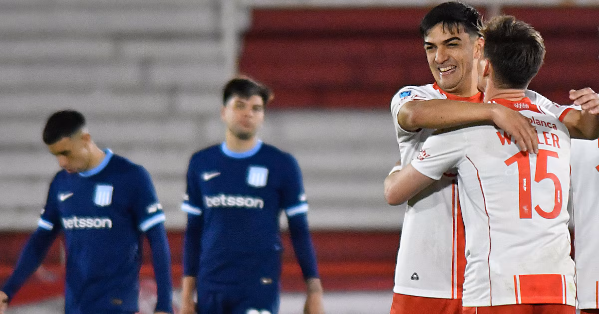Huracán vence 2-1 a Racing y complica el futuro de Vojvoda; Belgrano y Sarmiento empatan 1-1 y Central derrota a Tigre