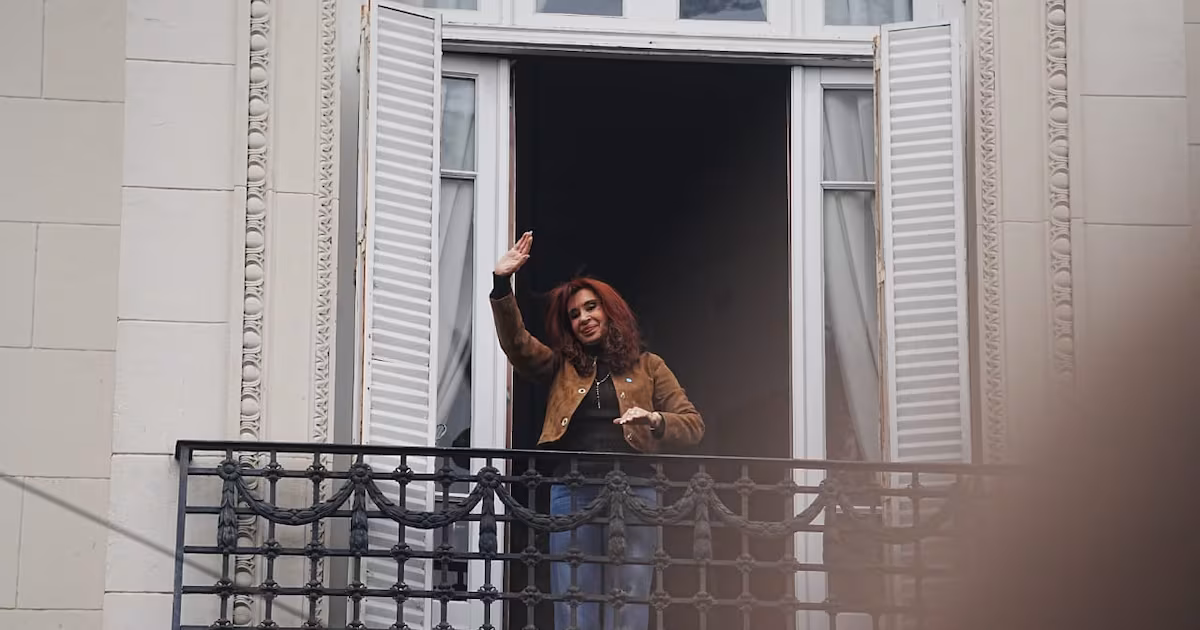 Día de la Lealtad: Cristina Kirchner saluda desde su balcón y la militancia se moviliza en Constitución