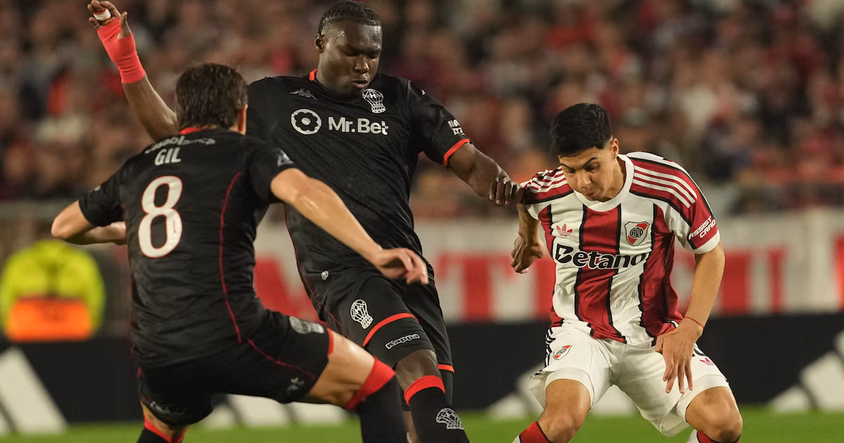 Huracán derrota a River 2-1 en el Monumental y complica la clasificación a playoffs del Clausura