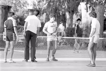 Fotos inéditas revelan a Maradona jugando tenis con la selección juvenil en 1979