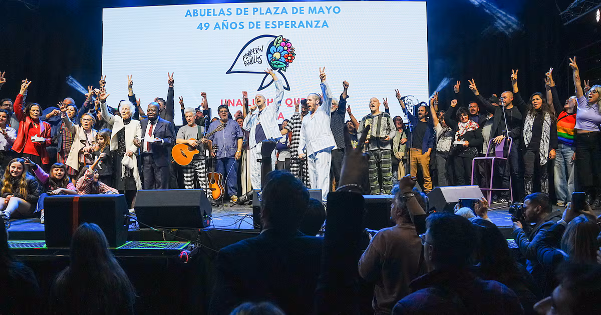 Las Abuelas de Plaza de Mayo conmemoran 49 años de lucha y entregan reconocimientos a figuras destacadas