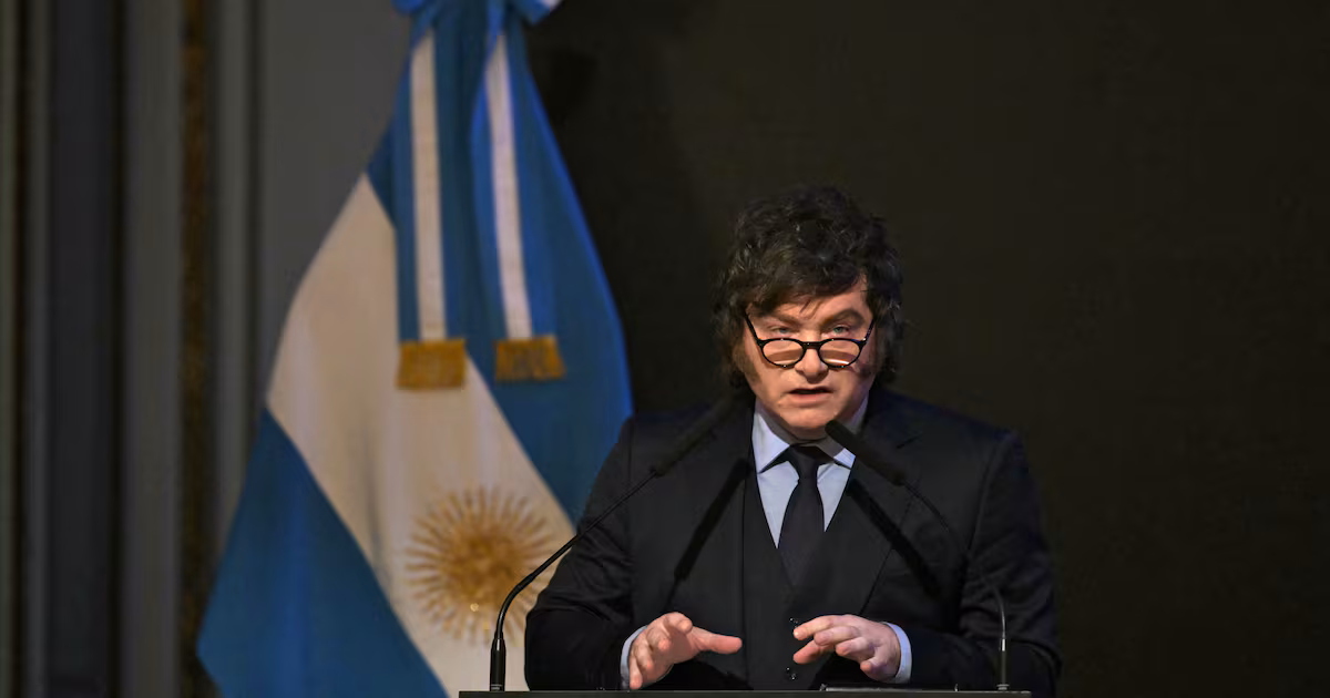 Milei admite posible corrida cambiaria y asegura fondos; desmiente salida de Caputo