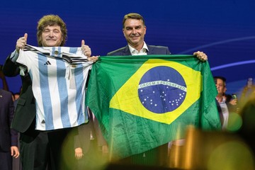 Milei celebra la salida de Flavio Bolsonaro y otros dirigentes argentinos respaldan la jornada electoral en Brasil