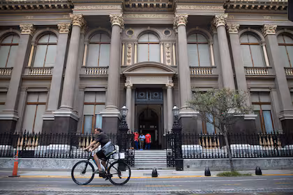 El BCRA afirma intervenir para moderar movimientos técnicos del dólar y evitar que se transforme en una apuesta única