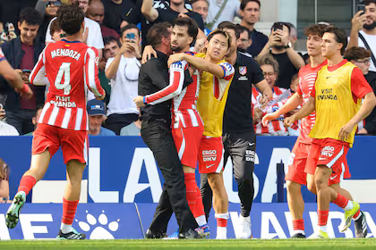 Atlético de Madrid vence a Espanyol 1-0 con golazo en el final y queda a dos del líder Barcelona