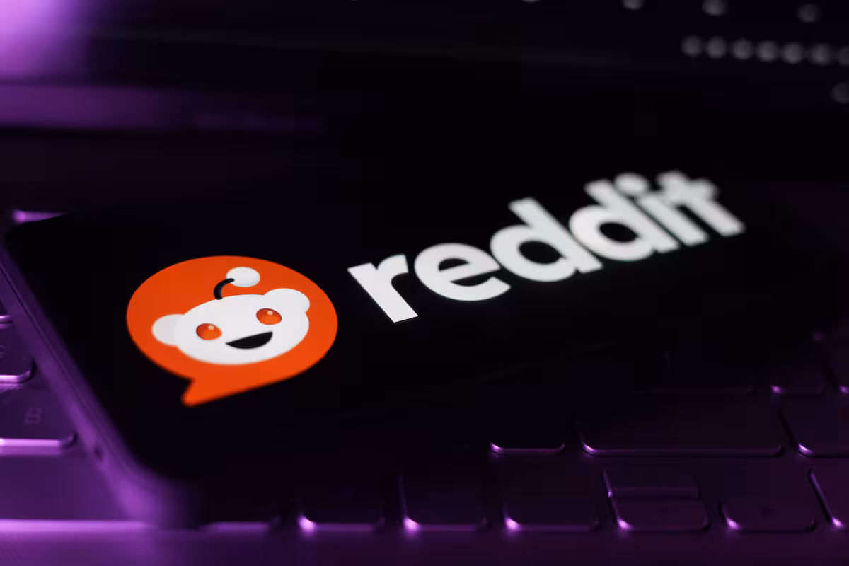 Reddit apunta caída del tráfico referenciado por el impacto de la IA en las búsquedas de Google