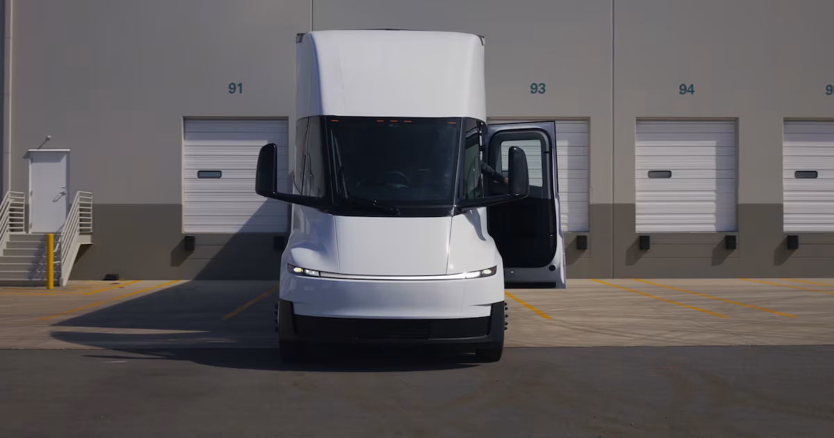 Tesla inició la producción en masa del camión Semi en Sparks, con capacidad para 50.000 unidades/año
