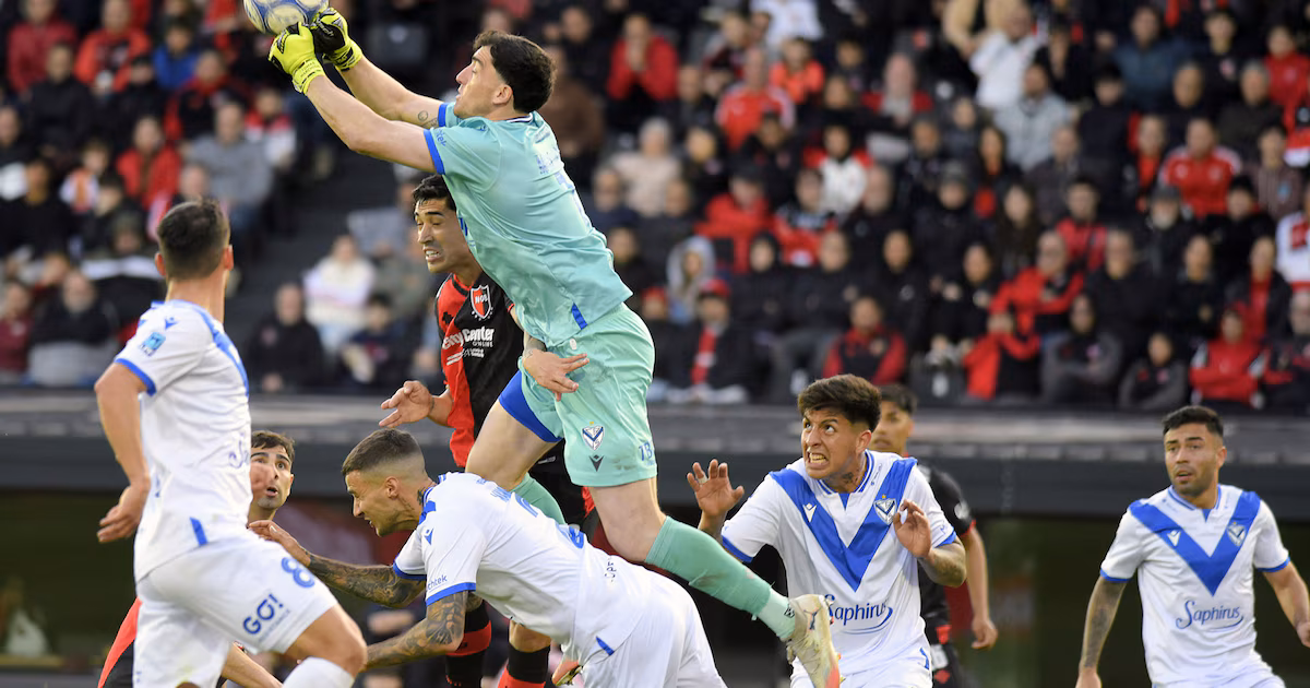 Mammana sufrió fracturas costales y neumotórax tras choque con su arquero en Vélez–Newell’s; permanece en cuidados intensivos en Rosario
