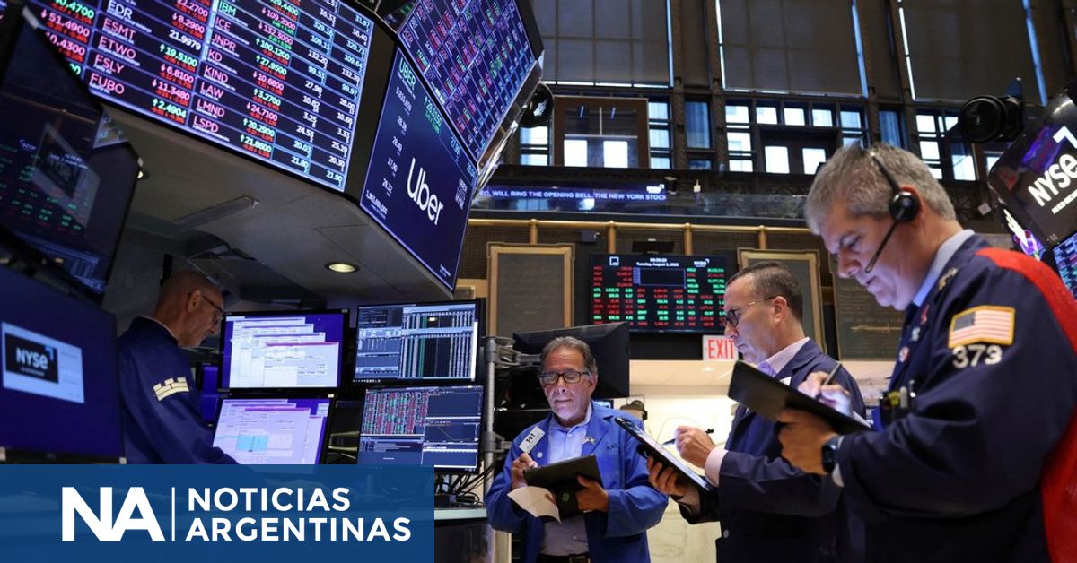 Riesgo país sube más de 6% y roza los 800 puntos; bolsas y ADRs en baja; FMI insiste con plan