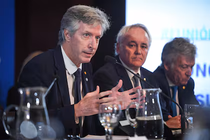 El BCRA interviene para moderar movimientos del dólar sin fijar cotización, y señala estacionalidad en la menor acumulación