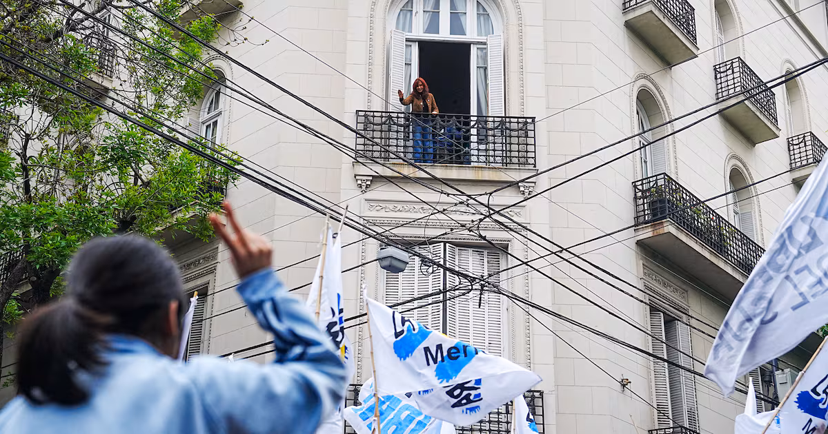 Miles de militantes conmemoraron la Lealtad a Cristina Kirchner con reclamos de libertad y un llamado a reorganizar el peronismo
