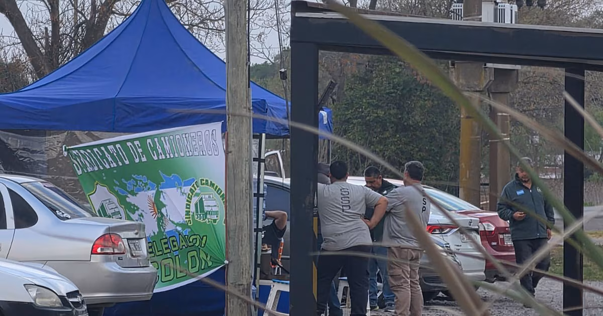 Camioneros mantienen bloqueada una planta en Arrecifes y denuncian amenazas