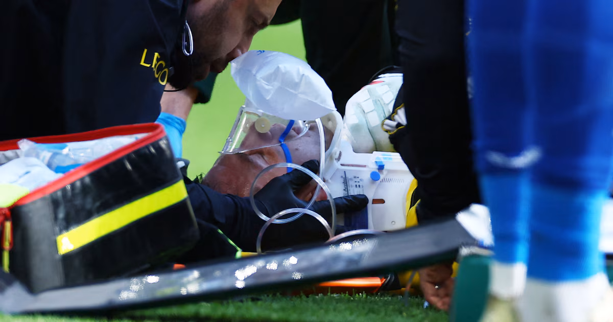 Dibu Martínez quedó inmovilizado y fue trasladado a hospital tras choque en Chelsea-Everton