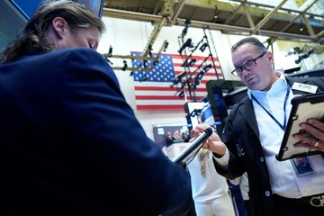 Mercados caen ante dudas sobre IA y decisión de la Fed; el riesgo país se acerca a los 500 puntos