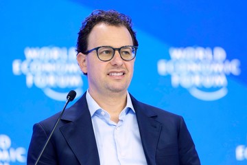 Dario Amodei: la industria ocultó los riesgos de la IA y propone gobernanza global