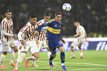 Boca empató con Instituto en Córdoba, prolongó su invicto a 17, pero sufrió la lesión de Paredes y queda fuera de la semifinal de la Sudamericana