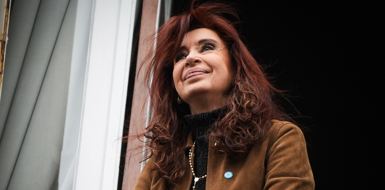 Cristina Kirchner impulsa una encuesta de Analogías que la coloca por encima de Kicillof y sugiere un posible empate