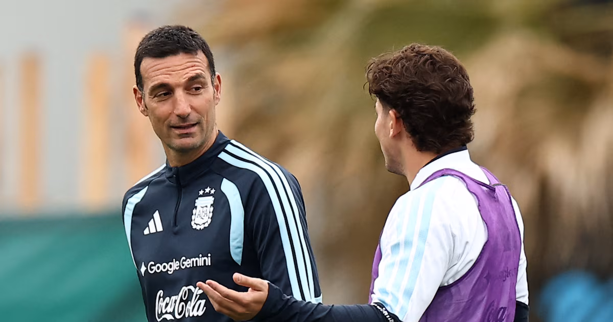 Scaloni evalúa dos onces para el debut post Mundial 2026; gesto solidario del plantel en Ezeiza