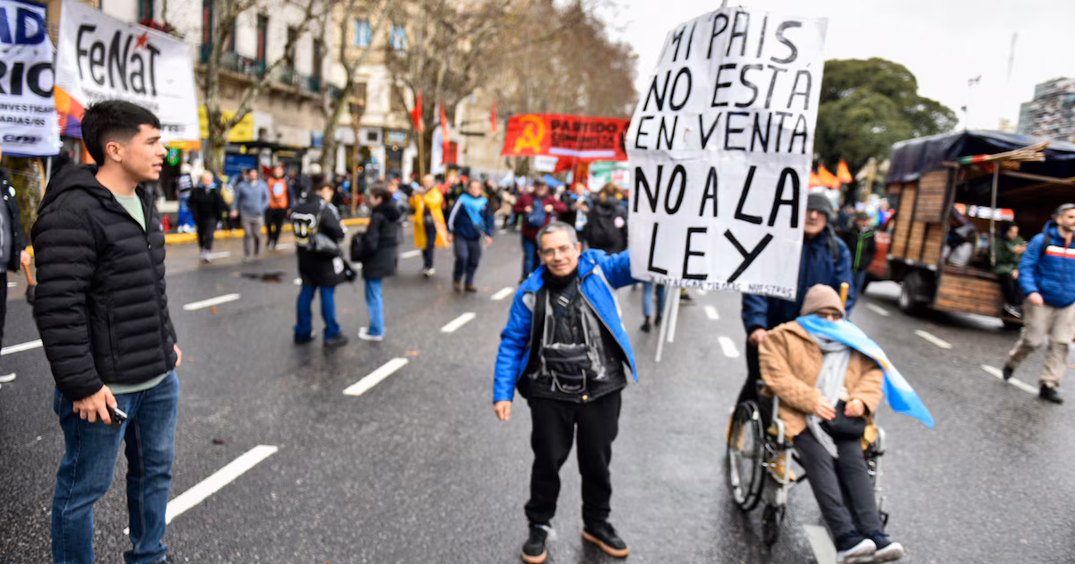 Con el quórum en juego, la oposición apuesta a la presión social para derogar el DNU 70