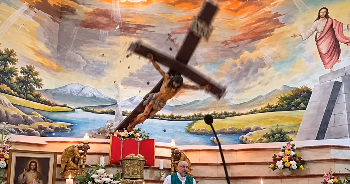 Un sacerdote ecuatoriano falleció tras desprenderse una cruz durante misa transmitida en vivo en Guayaquil