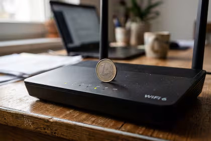 Colocar una moneda sobre el router: por qué no mejora la señal ni la velocidad