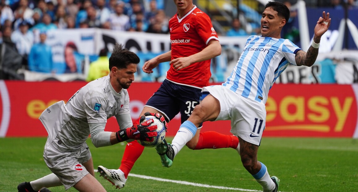 Racing dominó la primera mitad, Independiente se impuso en el segundo tiempo y repartieron puntos