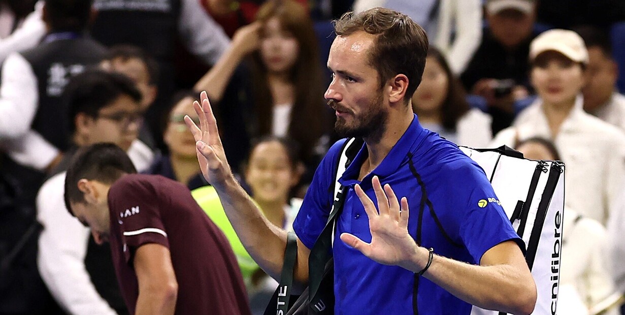 Medvedev descalificado en Beijing: antecedentes y paralelos en el tenis