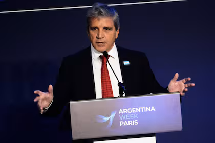 Caputo: escenario base es la reelección de Milei; Brasil podría mejorar con Bolsonaro y EE. UU. mantendría su apoyo