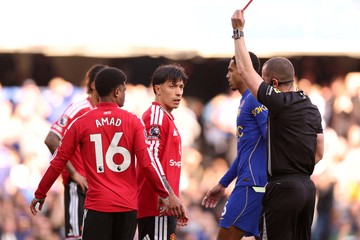 Expulsión de Martínez y derrota ante Chelsea dejan al United al borde del descenso