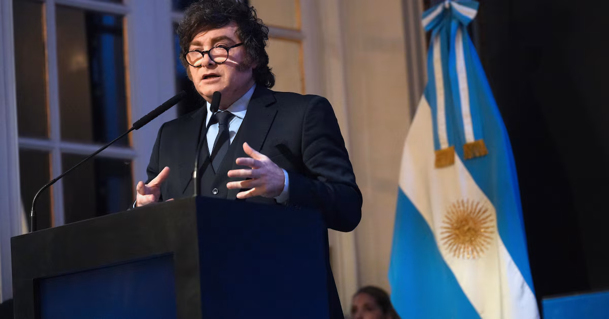 The Economist advierte que Milei debe priorizar crecimiento y atender lo social para sostener su modelo