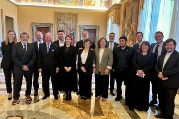 Una delegación argentina vinculada a Grabois le entregó al Papa León XIV un informe crítico sobre la crisis social y el gobierno de Milei