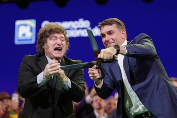 Milei acusado de insultar a Lula y advertir sobre fraude en Brasil mientras viaja a España para apoyar a Sánchez