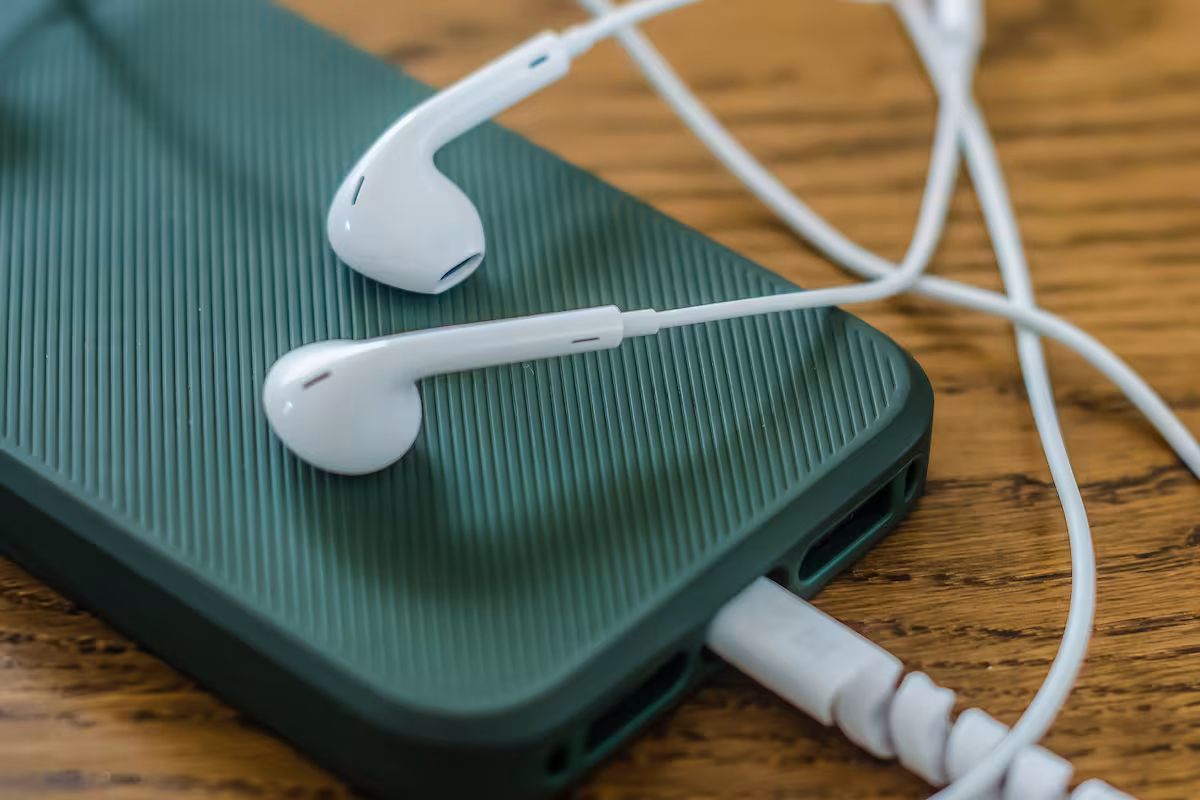 El regreso de lo “retro”: los auriculares con cable ganan terreno en EE. UU. y Argentina